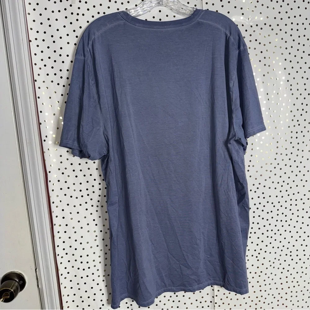 Lululemon Men's Blue T-Shirt